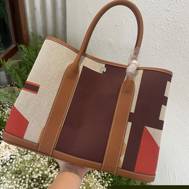 H**mes shopping bags